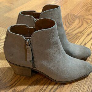 Frye Women’s Size 6.5M Judith Double Zip Suede Booties Ankle Boots Ash